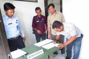 Anggota Kodim 0615 Kuningan saat akan menjalani tes urine